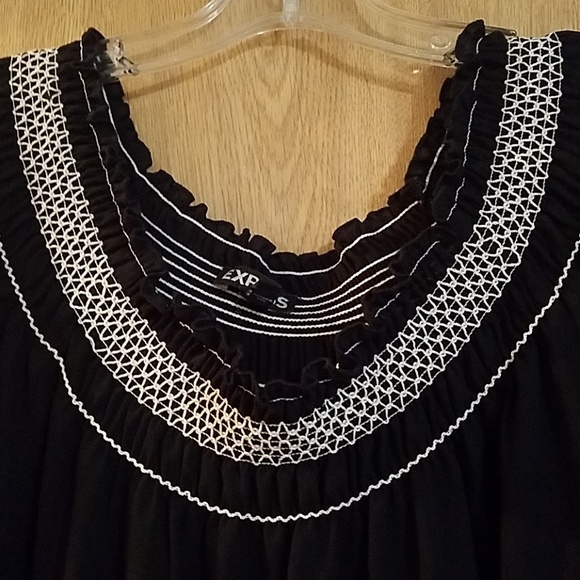 Express Ruffle Top - Picture 2 of 4